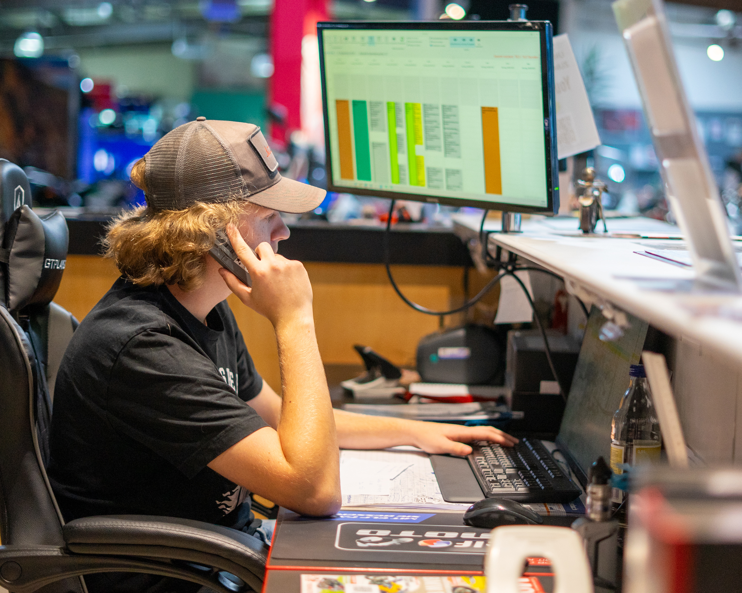 Abgedeckte Motorräder sicher gelagert
